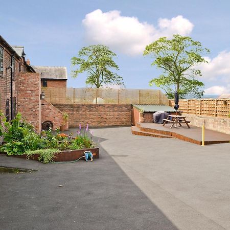 The Old Stables Villa Helsby Bagian luar foto